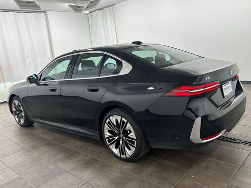 Black Sapphire Metallic 2024 BMW i5 eDrive40