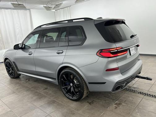 2023 BMW X7 M60i