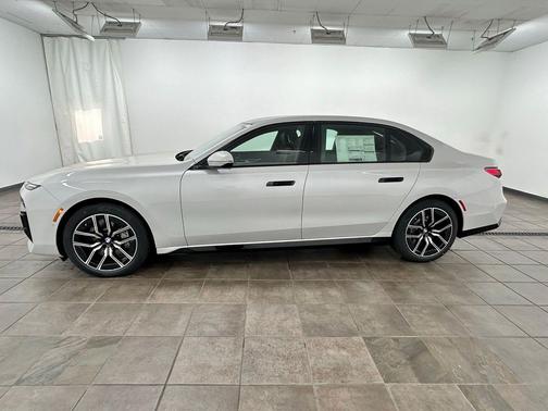 Mineral White Metallic 2025 BMW 760 xDrive
