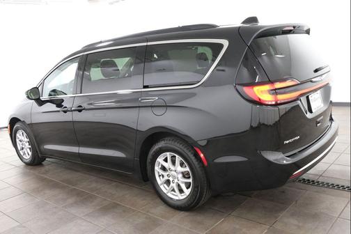 Brilliant Black Crystal Pearlcoat 2022 Chrysler Pacifica Touring L