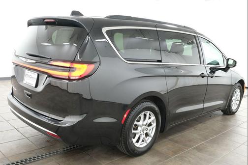 Brilliant Black Crystal Pearlcoat 2022 Chrysler Pacifica Touring L