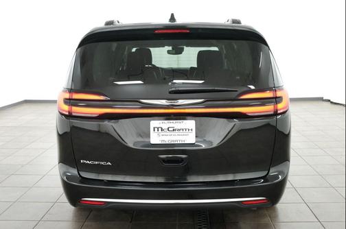 Brilliant Black Crystal Pearlcoat 2022 Chrysler Pacifica Touring L
