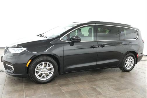 Brilliant Black Crystal Pearlcoat 2022 Chrysler Pacifica Touring L