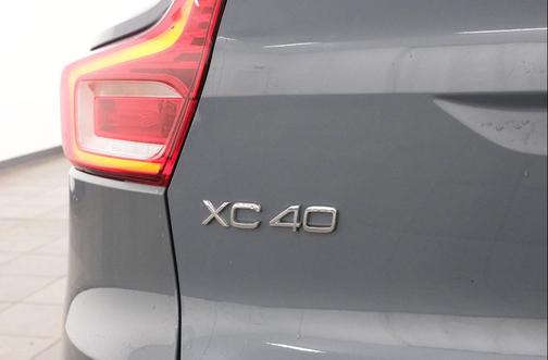 Thunder Grey Metallic 2021 Volvo XC40 T5 R-Design