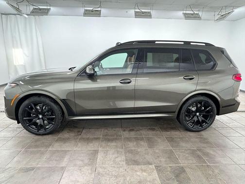 Manhattan Green Metallic 2026 BMW X7 xDrive40i