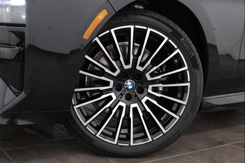 Black Sapphire Metallic 2027 BMW i7 50 xDrive