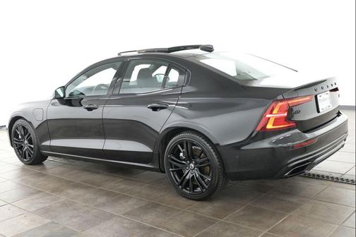 Onyx Black Metallic 2022 Volvo S60 Recharge Plug-In Hybrid T8 R-Design