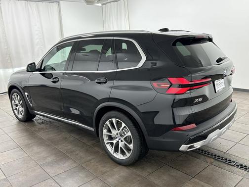 Black Sapphire Metallic 2026 BMW X5 PHEV xDrive50e
