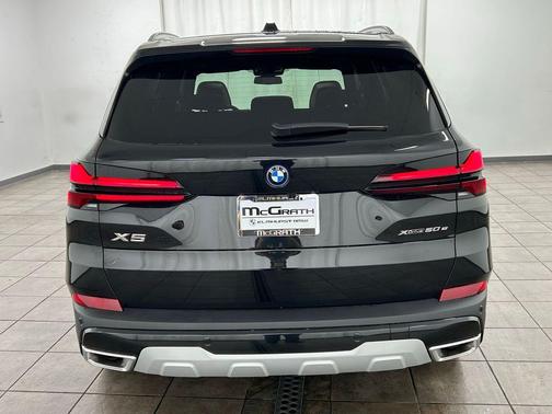 Black Sapphire Metallic 2026 BMW X5 PHEV xDrive50e