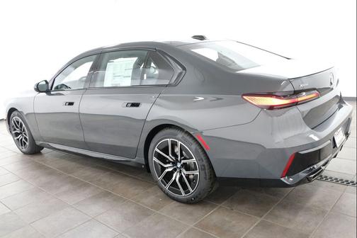 Dravit Grey Metallic 2026 BMW 760 xDrive