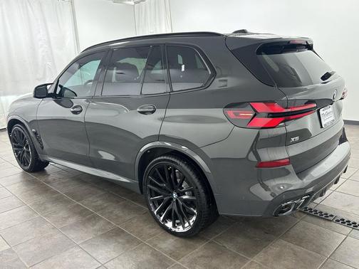 2025 BMW X5 M60i