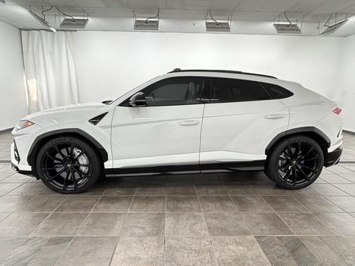 2021 Lamborghini Urus Pearl Capsule