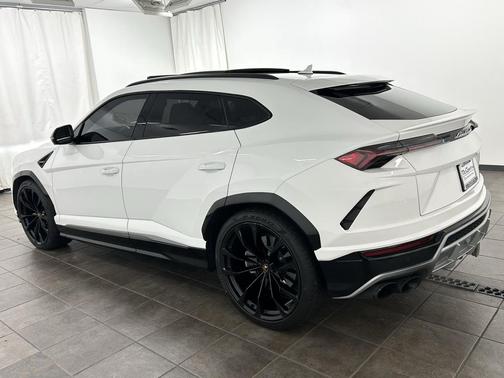 2021 Lamborghini Urus Pearl Capsule