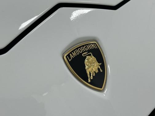 2021 Lamborghini Urus Pearl Capsule