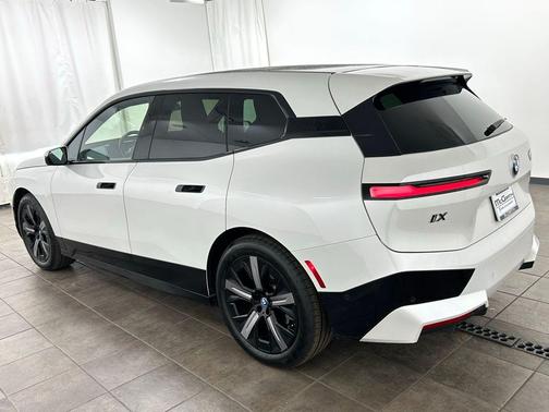 Mineral White Metallic 2025 BMW iX M60