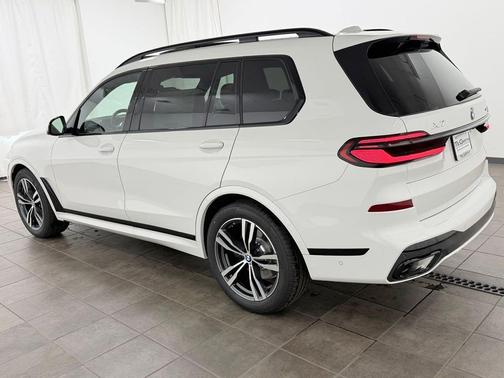 Alpine White 2026 BMW X7 xDrive40i