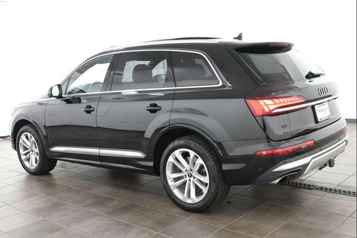 Mythos Black Metallic 2025 Audi Q7 55 Premium Plus