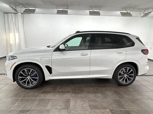 Mineral White Metallic 2026 BMW X5 PHEV xDrive50e