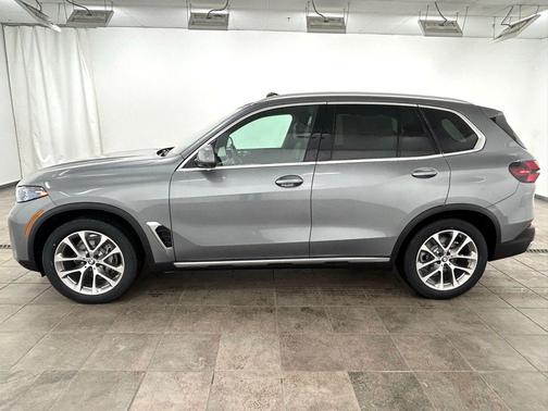Skyscraper Grey Metallic 2026 BMW X5 xDrive40i