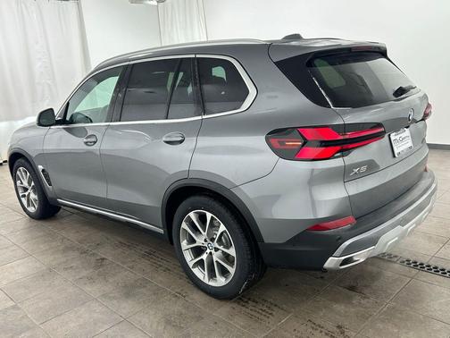 Skyscraper Grey Metallic 2026 BMW X5 xDrive40i