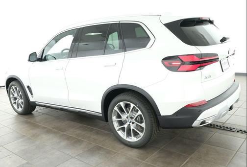 Mineral White Metallic 2026 BMW X5 xDrive40i