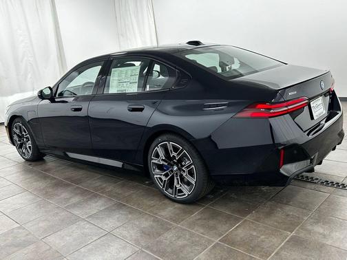 Carbon Black Metallic 2026 BMW 550e xDrive