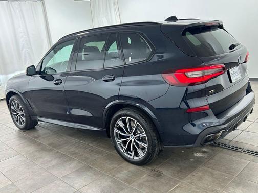 Carbon Black Metallic 2023 BMW X5 M50i