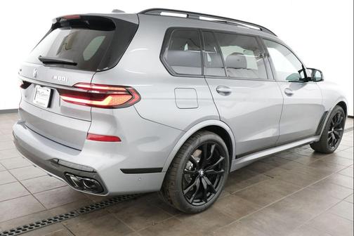 Skyscraper Grey Metallic 2026 BMW X7 M60i