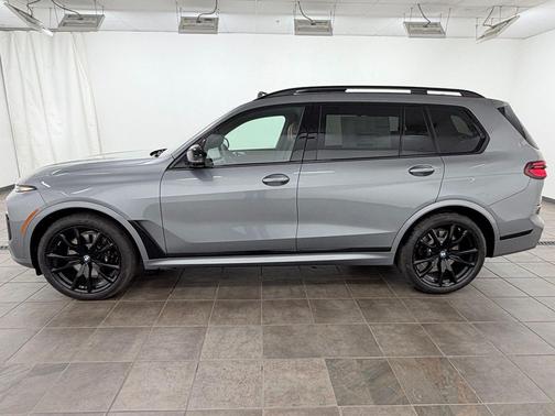 Skyscraper Grey Metallic 2026 BMW X7 M60i