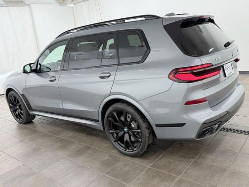 Skyscraper Grey Metallic 2026 BMW X7 M60i