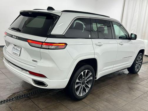 Bright White Clearcoat 2024 Jeep Grand Cherokee Overland