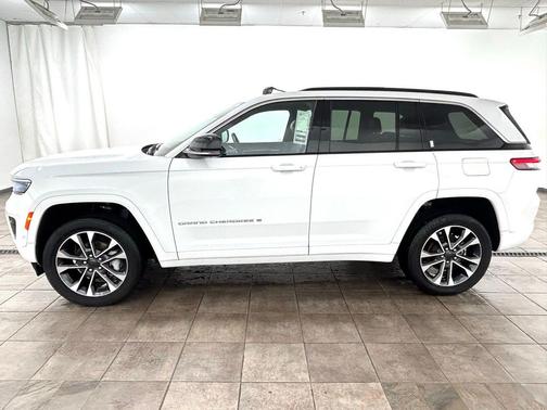 Bright White Clearcoat 2024 Jeep Grand Cherokee Overland