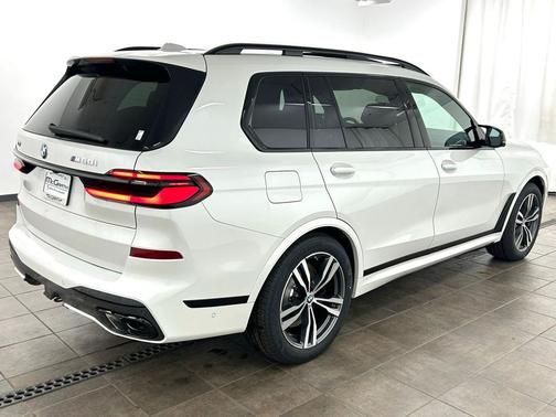 Mineral White Metallic 2026 BMW X7 M60i