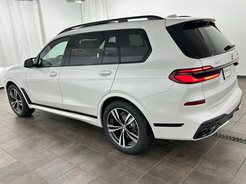 Mineral White Metallic 2026 BMW X7 M60i
