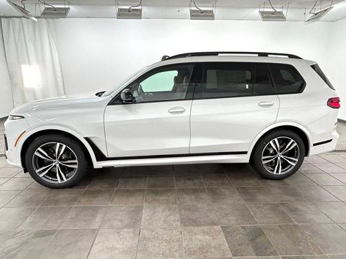 Mineral White Metallic 2026 BMW X7 M60i