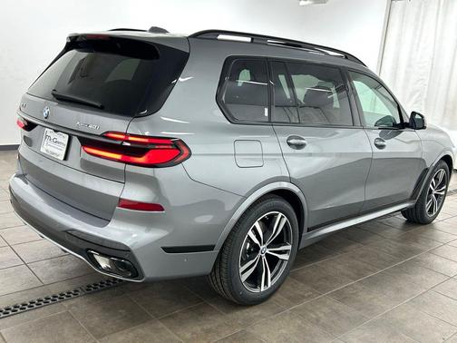 Skyscraper Grey Metallic 2026 BMW X7 xDrive40i