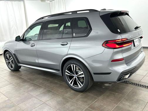 Skyscraper Grey Metallic 2026 BMW X7 xDrive40i