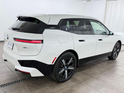 Mineral White Metallic 2024 BMW iX xDrive50