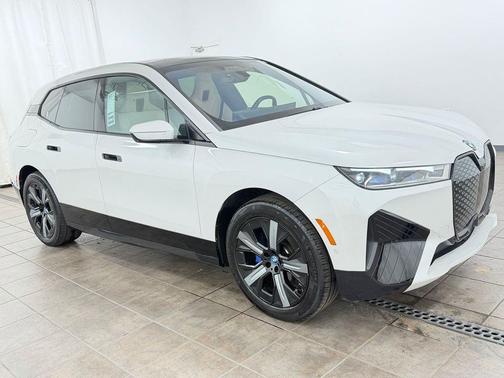 Mineral White Metallic 2024 BMW iX xDrive50