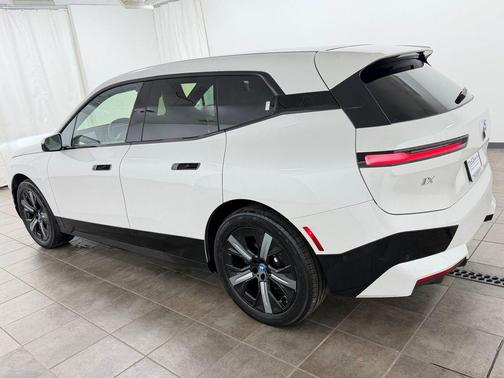 Mineral White Metallic 2024 BMW iX xDrive50