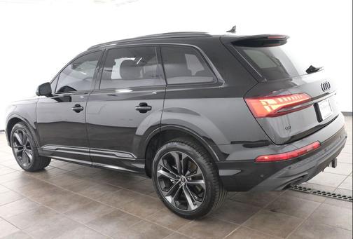 Mythos Black Metallic 2025 Audi Q7 55 Premium Plus