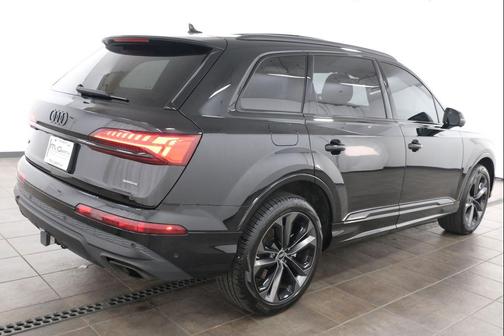 Mythos Black Metallic 2025 Audi Q7 55 Premium Plus