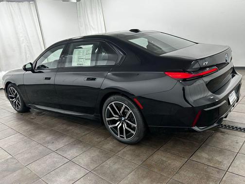 Black Sapphire Metallic 2026 BMW i7 xDrive60