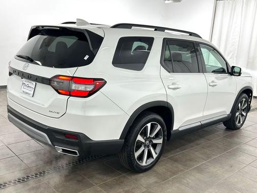 Platinum White Pearl 2023 Honda Pilot AWD Elite