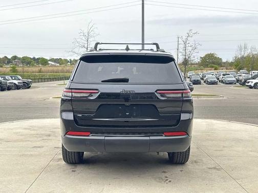 Diamond Black Crystal Pearlcoat 2023 Jeep Grand Cherokee LAREDO