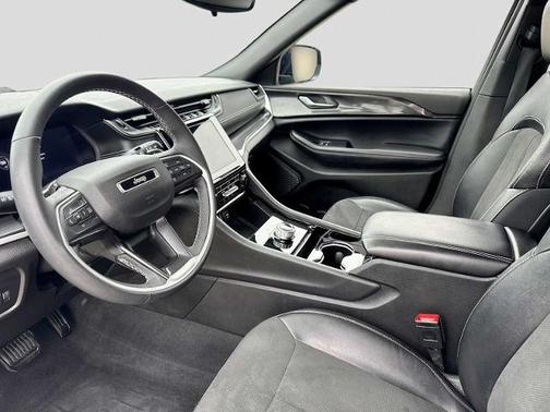 Diamond Black Crystal Pearlcoat 2023 Jeep Grand Cherokee LAREDO