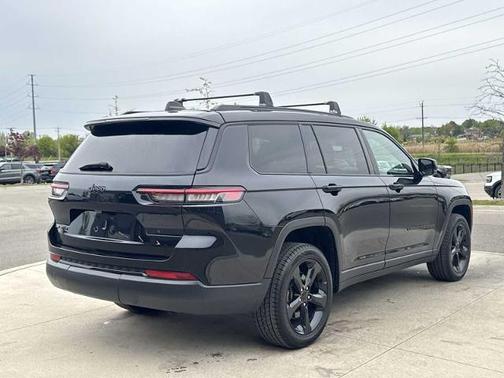 Diamond Black Crystal Pearlcoat 2023 Jeep Grand Cherokee LAREDO