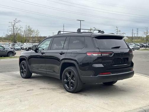 Diamond Black Crystal Pearlcoat 2023 Jeep Grand Cherokee LAREDO
