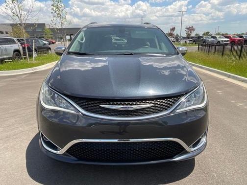 Photo 2 of 64 of 2019 Chrysler Pacifica Limited