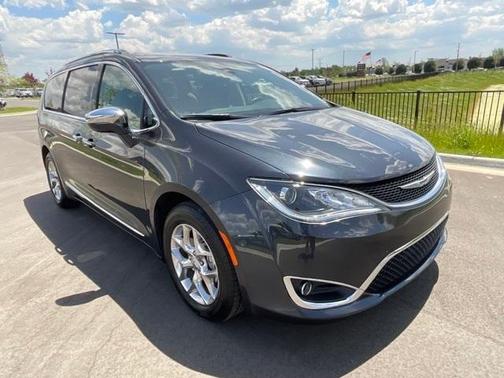 Photo 3 of 64 of 2019 Chrysler Pacifica Limited